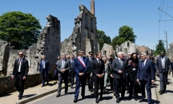 Le président Emmanuel Macron, le maire d'Oradour-sur-Glane Philippe Lacroix (gauche) et le président allemand Frank-Walter Steinmeier à Oradour-sur-Glane, dans la Haute-Vienne, le 10 juin 2024