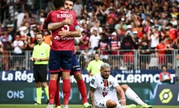 L'attaquant niçois Andy Delort dépité après la défaite de son équipe à Clermont, le 21 août 2022 