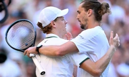 Le N.3 mondial Alexander Zverev (g) félicite le N.1 Jannik Sinner qui vient de gagner le finale de Wimbledon le 12 juillet 2026 à Londres