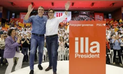 Le Premier ministre espagnol Pedro Sanchez (à gauche) et le candidat socialiste à la présidence de Catalogne Salvador Illa pendant le dernier meeting de la campagne électorale, le 10 mai 2024 à Barcelone