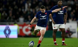 Thomas Ramos offre la victoire aux Bleux en inscrivant une ultime pénalité dans la dernière minute du match France Angleterre remporté 33-31 par le XV de France le 16 mars 2024 à Décines-Charpieu près de Lyon