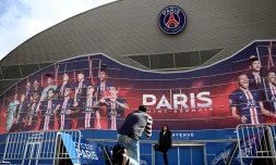 Une peinture murale représentant l'équipe du PSG sur un mur du Parc des Princes le 9 mars 2020 à Paris 