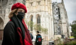 Des habitants de Rouen portent des masques de protection aprĂšs l'incendie de l'usine Lubrizol, le 26 septembre 2019