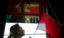 Portrait de l'opposante birmane Aung San Suu Kyi projeté sur un écran au siège de son parti à Rangoun, le 9 novembre 2015
