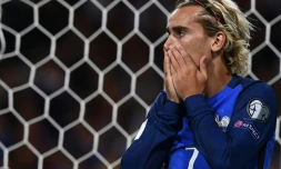 L'attaquant des Bleus Antoine Griezmann dépité après avoir raté un coup franc face au Luxembourg en qualif pour le Mondial-2018, le 3 septembre 2017 à Toulouse