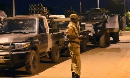 Un soldat burkinabè se tient devant des lance-roquettes du régiment de la garde présidentielle, le RSP, le 26 septembre 2015 au camp militaire Guillaume Ouedraogo de Ouagadougou