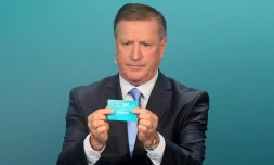 L'ancien footballeur et consultant irlandais Ronnie Whelan pioche la France lors du tirage au sort des qualifications à l'Euro-2020, à Dublin, le 2 décembre 2018