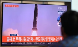 Un homme regarde sur un écran à la gare de Séoul, le 15 septembre 2021, un reportage sur le lancement par la Corée du Nord d'un missile balistique