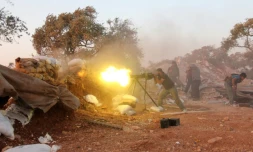 Un combattanr rebelle lors d'affrontements avec les forces pro-gouvernementales le 18 septembre 2015 dans la province d'Idlib