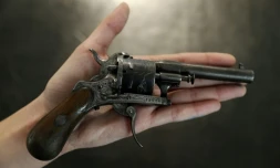 Le revolver à six coups avec lequel Paul Verlaine tenta de tuer Arthur Rimbaud, un après-midi de juillet 1873 à Bruxelles, a été vendu mercredi pour 434.500 euros 