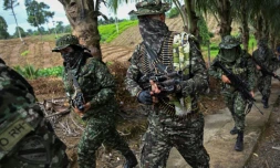 Des membres du groupe dissident des ex-FARC Segunda Marquetalia défilent près de Llorente, en Colombie, en août 2024