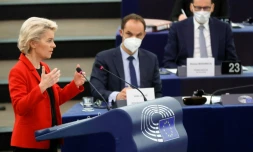 La présidente de la commission européenne Ursula von der Leyen s'exprime lors d'un débat sur l'Etat de droit et le conflit avec la Pologne sur la primauté du droit européen, à Strasbourg au Parlement européen, le 19 octobre 2021