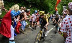 Jonas Vingegaard à l'attaque dans le col de Marie Blanque lors de la 5e étape du Tour de France le 5 juillet 2023. Le Danois, vainqueur sortant de la Grande boucle, s'installe à la deuxième place du classement général, avec 53 secondes sur son grand rival, Tadej Pogacar 
