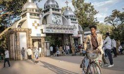 Sur la place devant l'église Saint-Georges à Bahir Dar, en Ethiopie, le 8 décembre 2025