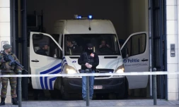 Des officiers de police montent la garde près du tribunal de Bruxelles pendant l'audition de Mohamed Abrini, le 13 avril 2016