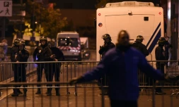 Des CRS montent la garde à l'extérieur du Stade de France à  Saint-Denis, au nord de Paris, le 13 novembre 2015 après une série d'explosions aux abords du stade et dans Paris.