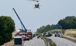 Une grue et des véhicules de secours sur l'autoroute A81, à Degré, dans la Sarthe, après un accident de car mortel, le 13 juin 2025  