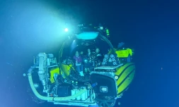 Le Neptune, un submersible de l'OceanXplorer, en plongée à plusieurs centaines de mètres sous la surface le 9 janvier 2026 au large de l'île de Sulawesi en Indonésie