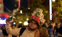 Un couple prend un selfie sur le Zocalo à Mexico, le 30 décembre 2023