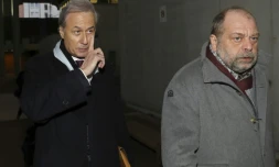 L'ancien maire de Draveil Georges Tron (g) arrive avec son avocat Eric Dupond-Moretti, le 12 décembre 2017 au tribunal de Bobigny