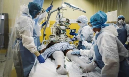 Un malade du Covid-19 traité dans une unité de soins intensifs à l'hôpital Franco-Britannique à Levallois-Perret, le 9 avril 2020


