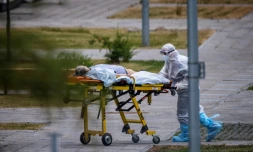 Un soignant transporte une malade du Covid-19 dans un hôpital à l'extérieur de Moscou, le 30 juin 2021