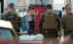 Une femme réagit devant le corps de l'homme suspecté d'avoir tué deux jeunes femmes à l'arme blanche avant d'être abattu par des militaires à la gare Saint-Charles de Marseille, le 1er octobre 2017