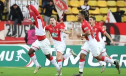 L'attaquant sénégalais de Monaco Keita Baldé (g) marque le but de la qualification contre Reims en Coupe de France, le 4 janvier 2020 au stade Louis-II   