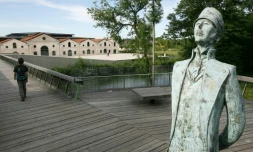 Le personnage d'Hugo Pratt, Corto Maltese, devant le complexe abritant le musée de la bande dessinée, en juin 2009