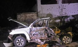 La carcasse d'une voiture aprÚs une explosion face à un restaurant de plage à Mogadiscio, le 25 août 2016