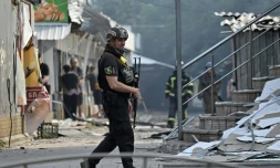 Un policier ukrainien patrouille dans les rues de Sloviansk, touchée par des attaques de roquettes, le 3 juillet 2022