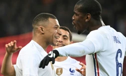 La joie de l'attaquant Kylian Mbappé, félicité par le milieu de terrain Paul Pogba, aprÚs son pénalty marqué face à l'Afrique du sud, lors de leur match amical, le 29 mars 2022 au Stade Pierre-Mauroy à Villeneuve-d'Ascq