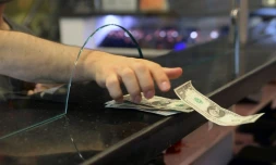 La richesse des milliardaires dans le monde a augmenté de 900 milliards l'an dernier, soit au rythme de 2,5 milliards par jour, alors que celle de la moitié la plus pauvre de la population de la planète a chuté de 11%, selon Oxfam