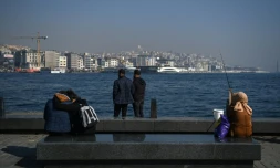 Des gens admirent le détroit du Bosphore dans le quartier d'Eminonu, à Istanbul, le 23 février 2021.