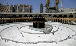 Une photo prise le 3 avril 2020 montre quelques fidĂšles autour de la Kaaba
à La Mecque, en Arabie saoudite, en pleine pandémie de nouveau coronavirus