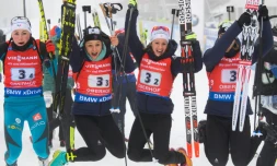 (g à d) Justine Braisaz, Celia Aymonier, Anaïs Chevalier et Anaïs Bescond sautent de joie après leur victoire au relais 4x6 km d'Oberhof en Allemagne, le 7 janvier 2018