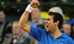 Jérémy Chardy fêtant sa victoire avec l'équipe de France de Coupe Davis contre l'Autriche à Schvechat, le 4 mars 2011
