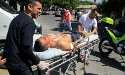 Un policier blessé dans l'attaque à l'explosif d'un commissariat dans la ville portuaire de Barranquilla (nord de la Colombie), attribuée par les autorités à des trafiquants de drogue, le 27 janvier 2018