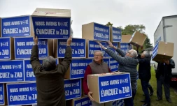 Des cartons de déménagement pour inciter les occupants de la "zone à défendre" (Zad) à partir, livrés par l'association pro-aéroport "Des ailes pour l'Ouest" le 14 octobre 2016 à Notre-Dame-des-Landes
