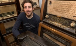 Arthur Verne, fondateur de la société "A.bsolument Vintage Radios", pose au milieu de postes de radio, à Clermont-Ferrand, le 1er décembre 2017