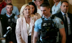 Marine Le Pen, prĂ©sidente du groupe parlementaire du Rassemblement national (c), quitte la cour d'appel de Paris le 7 juillet 2026, aprĂšs le prononcĂ© de l'arrĂȘt en appel pour dĂ©tournement de fonds publics europĂ©ens dans l'affaire des emplois prĂ©sumĂ©s fictifs au Parlement europĂ©en