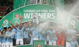 Les joueurs de Manchester City brandissent la Coupe de la Ligue remportée face à Chelsea, le 24 février 2019 à Wembley