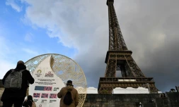 Compte Ă rebours Ă 100 jours des Jeux Olympiques de Paris 2024 devant la Tour Eiffel, le 16 avril 2024 Ă Paris