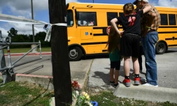 Des personnes se recueillent au lendemain de la fusillade de Santa Fe (Texas) le 19 mai 2018
