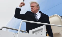 Le président américain Donald Trump montant à bord d'Air Force 1 à la base aérienne d'Andrews, aux Etats-Unis, le 12 janvier 2018