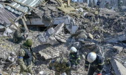 Des soldats ukrainiens et des secouristes recherchent des victimes dans les ruines d'une caserne militaire bombardée à Mykolaïv, en Ukraine, le 19 mars 2022