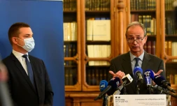 Le procureur de la République de Metz Christian Mercuri (D) donne une conférence de presse le 25 mai 2021 à Metz, avec à ses cÎtés le