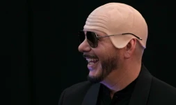 Le rappeur américain Pitbull porte un faux crâne chauve en latex après avoir établi un record Guinness du plus grand rassemblement de personnes portant de faux crânes chauves, le 10 juillet 2026 à Londres