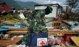 Un soldat indonésien marche dans les décombres dans le quartier de Perumnas Balaroa à Palu, après un séisme suivi d'un tremblement de terre, dans l'île des Célèbes en Indonésie le 6 octobre 2018