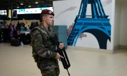 Un soldat français patrouille dans l'aéroport Charles-de-Gaulle à Roissy, dans le Val d'Oise, le 14 novembre 2015